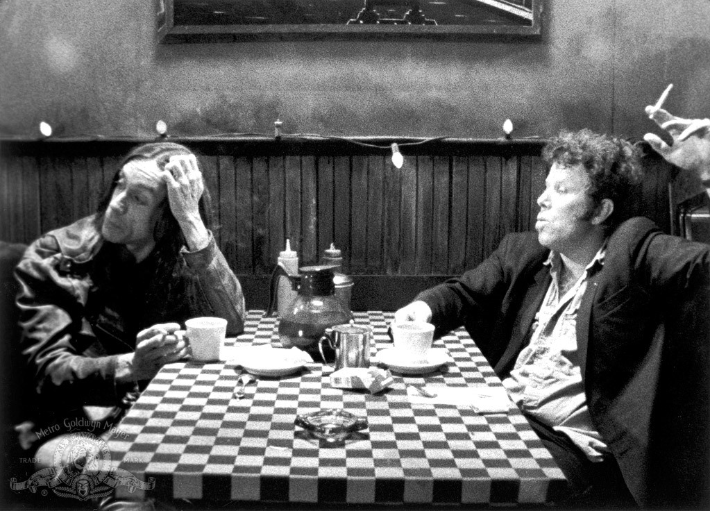 Iggy Pop et Tom Waits partageant la réplique dans Coffee and Cigarettes