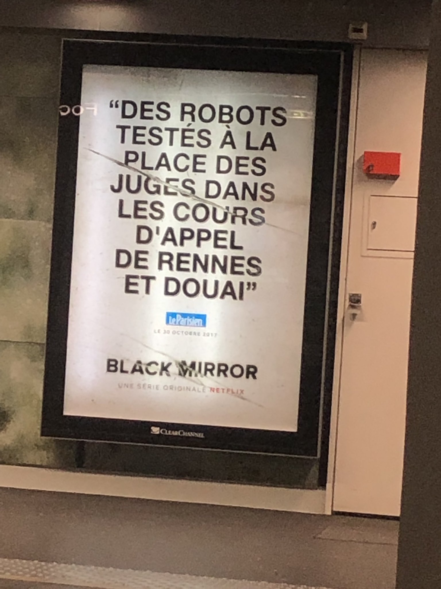 Affiche Black Mirror dans le métro Lyonnais. Crédit photo Twitter @ @alice_jmd